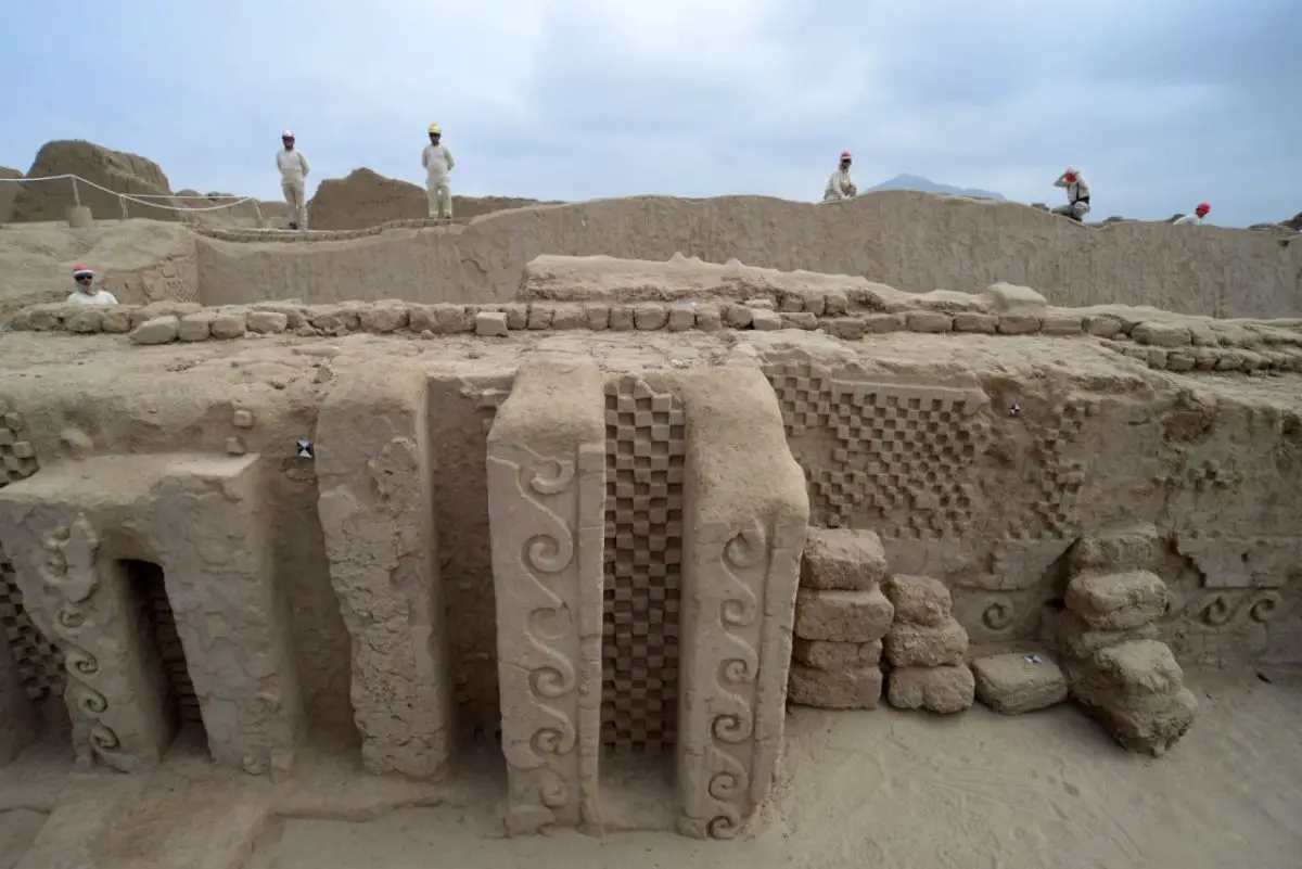 SITIO ARQUEOLÓGICO CHAN CHAN, LA CIUDAD DE ADOBE EN PERÚ SITIO ARQUEOLÓGICO CHAN CHAN, LA CIUDAD DE ADOBE EN PERÚ